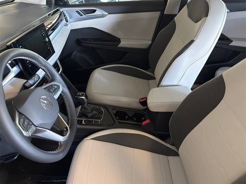 New 2026 Volkswagen Taos SE image 10