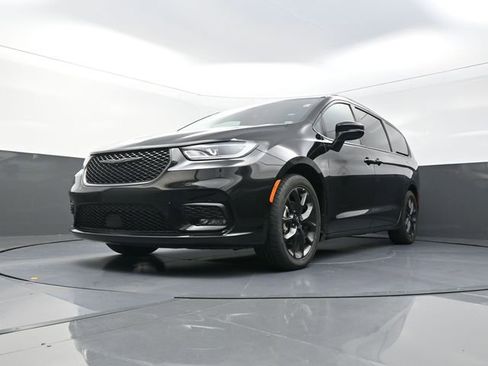 Used 2025 Chrysler Pacifica Limited FWD image 8