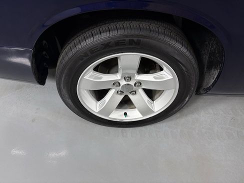 Used 2014 Dodge Challenger SXT image 11