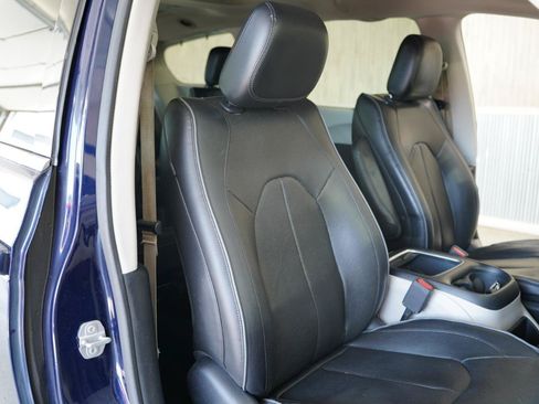 Used 2018 Chrysler Pacifica Limited FWD image 30