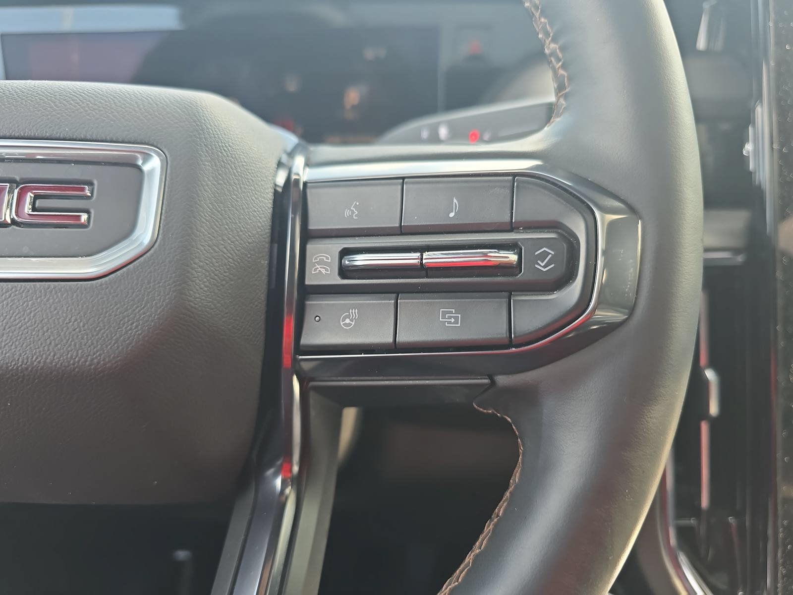 Used 2025 GMC Yukon AT4 w/ AT4 Premium Package AWD/4WD image 19