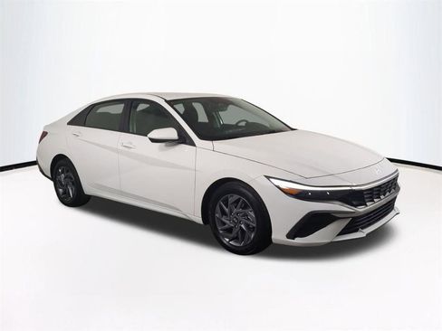 Used 2024 Hyundai Elantra SEL FWD image 2