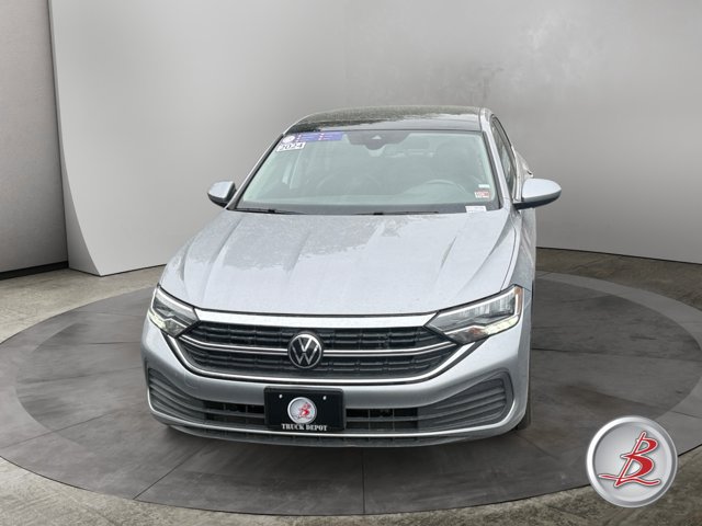 Used 2024 Volkswagen Jetta SE FWD image 2