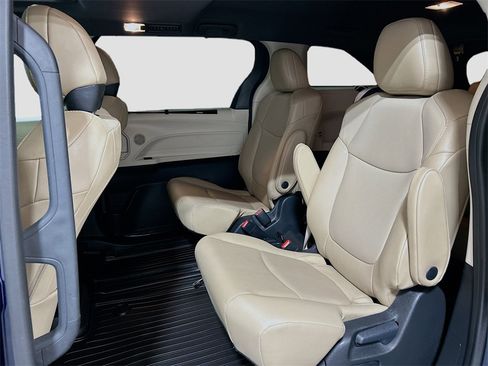 Used 2024 Toyota Sienna XLE image 22