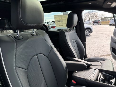 New 2026 Chrysler Pacifica Limited image 15