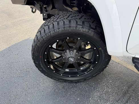 Used 2017 Toyota Tacoma TRD Sport w/ Tow Package (A/T) AWD/4WD image 12