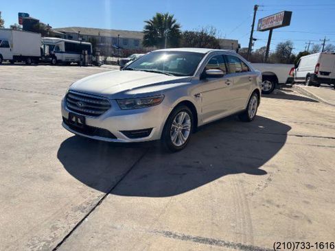 Used 2017 Ford Taurus SEL image 3