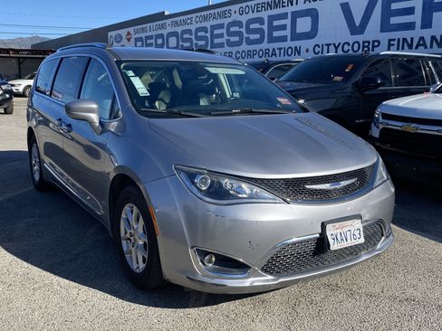 Used 2020 Chrysler Pacifica Touring-L image 6