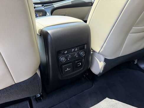 Used 2018 Buick Enclave Premium w/ Experience Buick Package FWD image 31