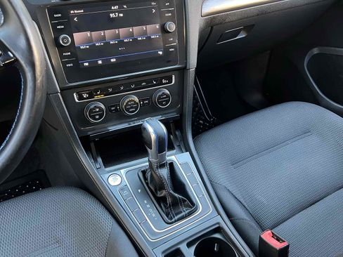Used 2018 Volkswagen e-Golf SE w/ DC Fast Charging Package image 32