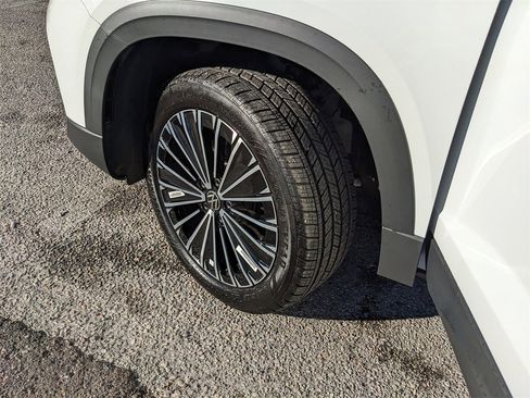 Certified 2025 Volkswagen Taos SE image 35