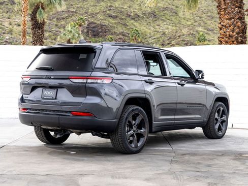 Used 2023 Jeep Grand Cherokee Altitude image 10