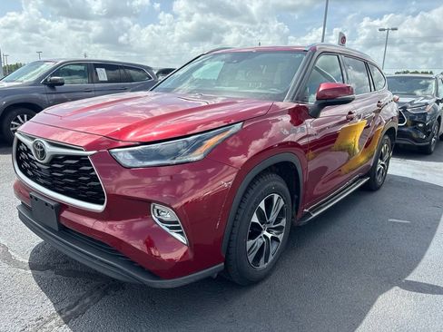 Used 2021 Toyota Highlander XLE FWD image 1