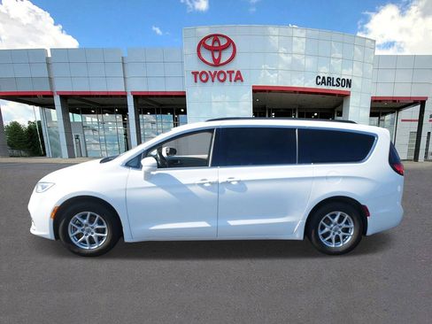 Used 2022 Chrysler Pacifica Touring-L image 7