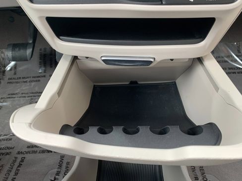 Used 2017 Chrysler Pacifica Touring FWD image 17