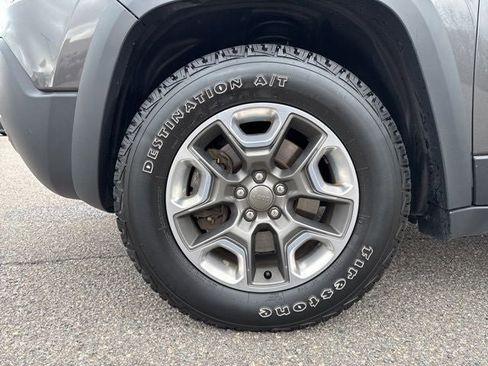 Used 2019 Jeep Cherokee Trailhawk w/ Comfort/Convenience Group AWD/4WD image 6