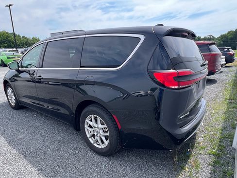 Used 2023 Chrysler Pacifica Touring-L FWD image 3