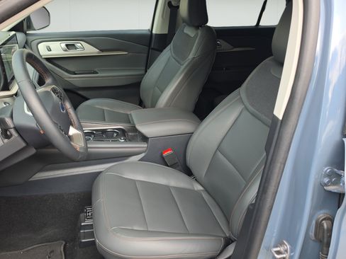 Used 2025 Ford Explorer Active w/ Active Comfort Package RWD image 9