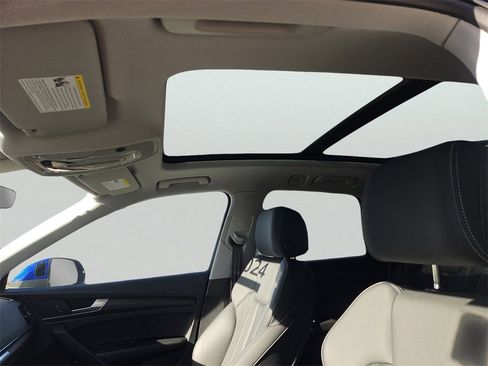 Used 2024 Audi Q5 e Premium w/ Convenience Package image 16