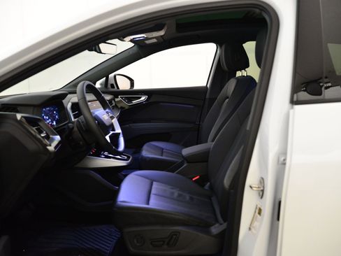 Used 2025 Audi Q4 e-tron Prestige w/ Black Optic Package image 24