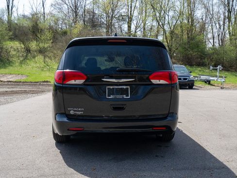 Used 2023 Chrysler Voyager LX FWD image 4