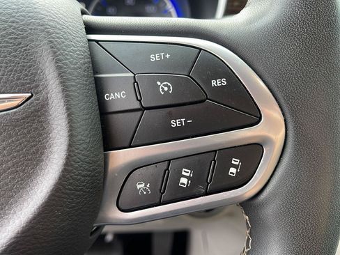Used 2022 Chrysler Pacifica Limited FWD image 21