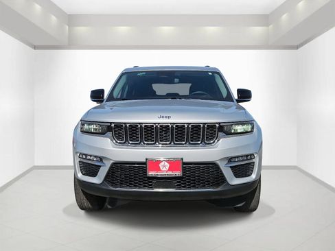 Used 2022 Jeep Grand Cherokee Limited image 2