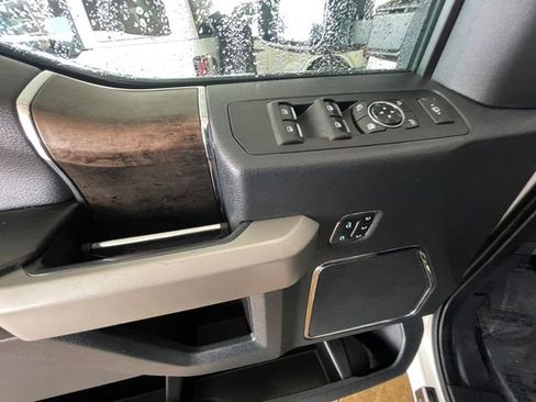 Used 2022 Ford F250 Lariat w/ Black Appearance Package image 11