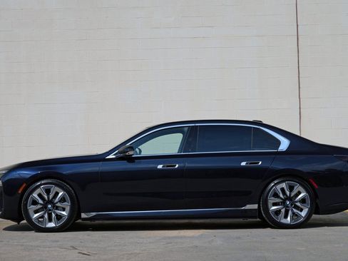 Used 2023 BMW i7 xDrive60 w/ Executive Package 2 AWD/4WD image 9