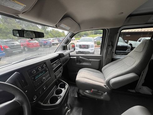 Used 2016 Chevrolet Express 2500 RWD image 19