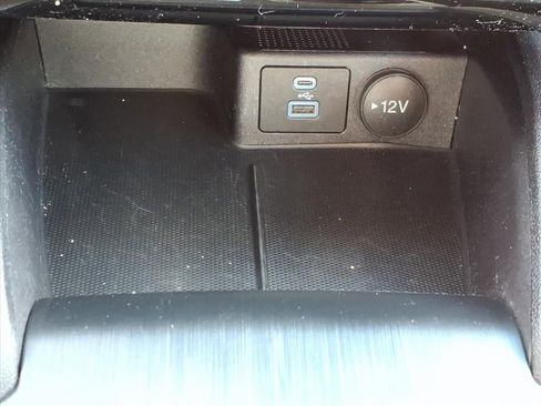 Used 2022 Ford Escape SE w/ SE Sport Appearance Package image 18