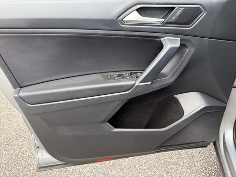 Used 2020 Volkswagen Tiguan SE w/ Panoramic Sunroof Package FWD image 9