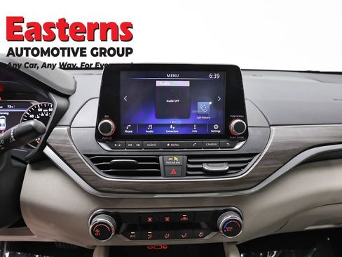Used 2025 Nissan Altima 2.5 SV FWD image 12