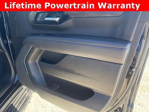 Used 2025 Chevrolet Suburban LS image 20