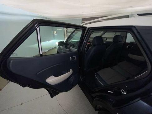 Used 2023 Hyundai Venue Limited FWD image 22