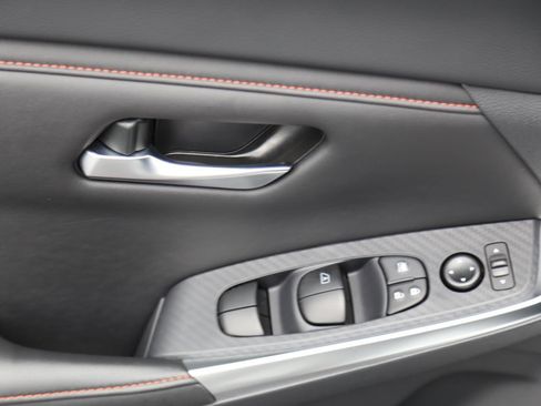 Used 2025 Nissan Sentra SR w/ SR Premium Package image 6