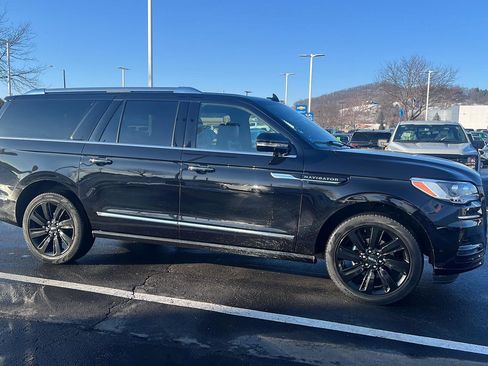 Used 2023 Lincoln Navigator L Reserve image 3