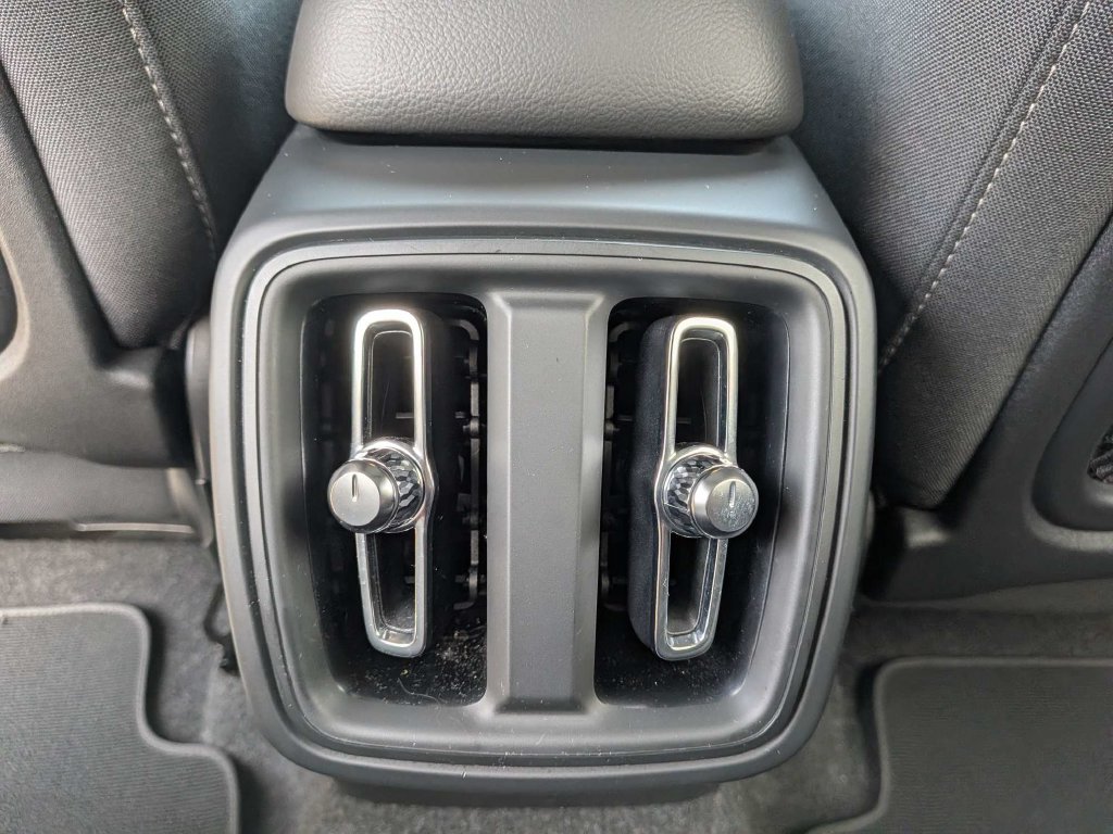 Used 2025 Volvo XC40 B5 Core AWD/4WD image 19