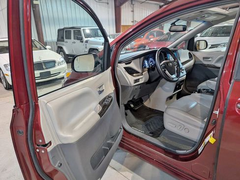 Used 2017 Toyota Sienna XLE Premium image 16