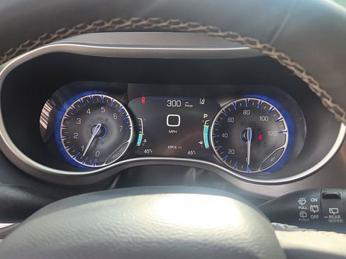 Used 2023 Chrysler Pacifica Touring-L FWD image 29