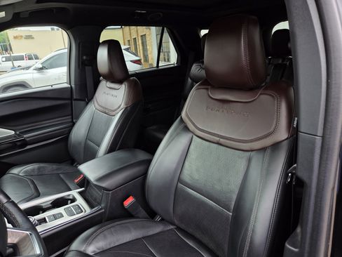 Used 2022 Ford Explorer Platinum w/ Technology Package RWD image 12