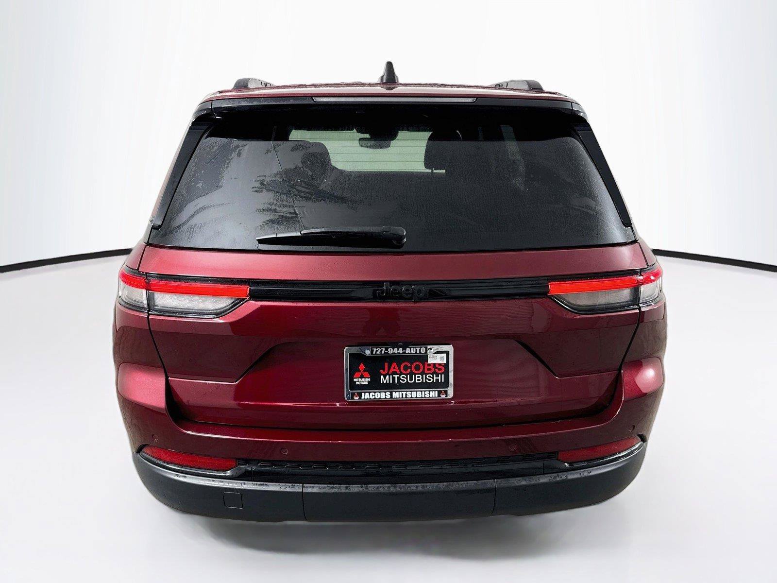Used 2023 Jeep Grand Cherokee Altitude RWD image 5