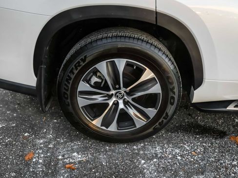 Certified 2023 Toyota Highlander XLE image 7