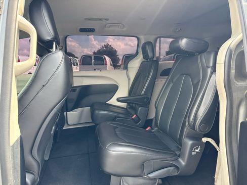 Used 2021 Chrysler Voyager Lxi FWD image 21