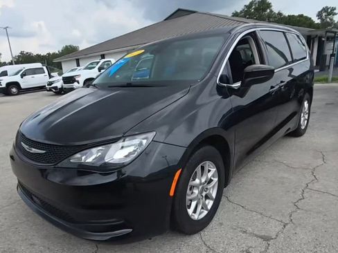 Used 2023 Chrysler Voyager LX FWD image 3