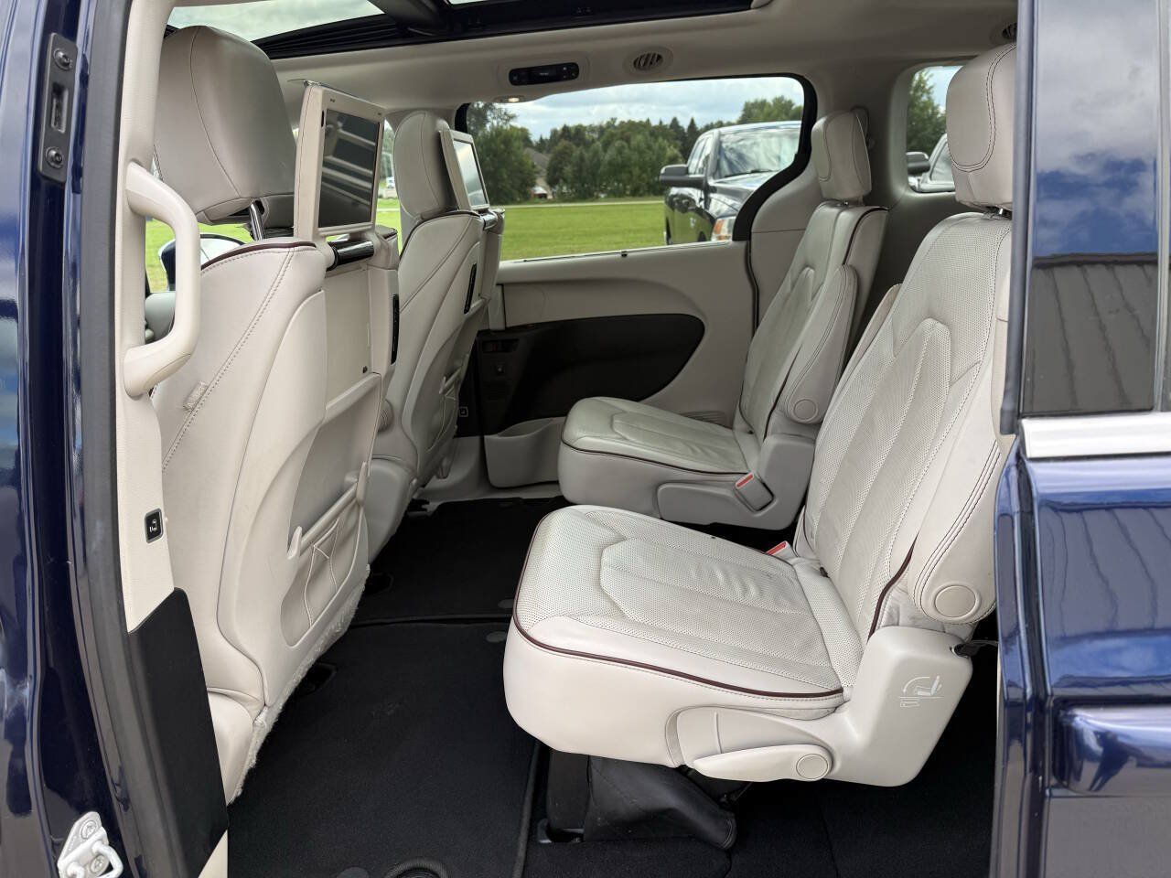 Used 2017 Chrysler Pacifica Limited w/ UConnect Theater Package FWD image 6