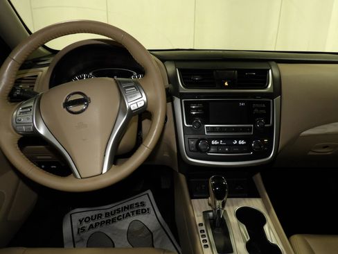 Used 2017 Nissan Altima 2.5 SL w/ Moonroof Package image 12