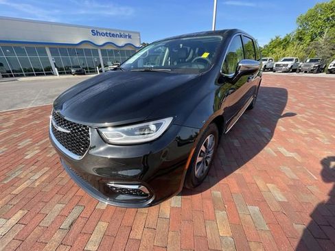 Used 2023 Chrysler Pacifica Limited FWD image 26