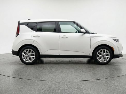 Used 2025 Kia Soul LX w/ LX Technology Package FWD image 11