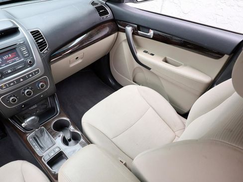 Used 2015 Kia Sorento LX image 18